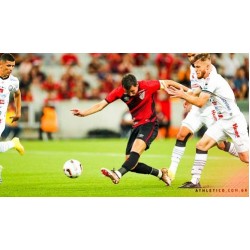 Athletico PR dispara na liderança com virada sobre o Operário